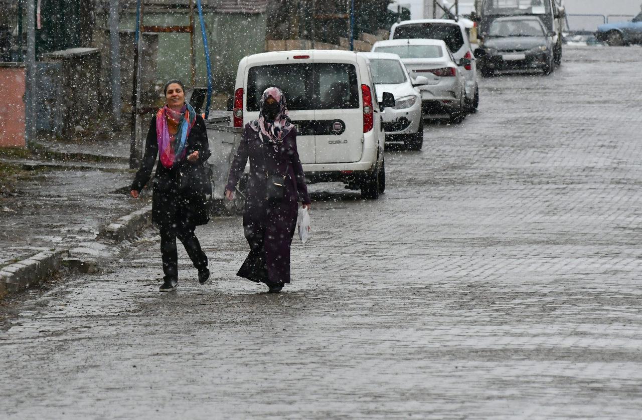 Kars'ta dolu, Sarıkamış'ta kar etkili oldu