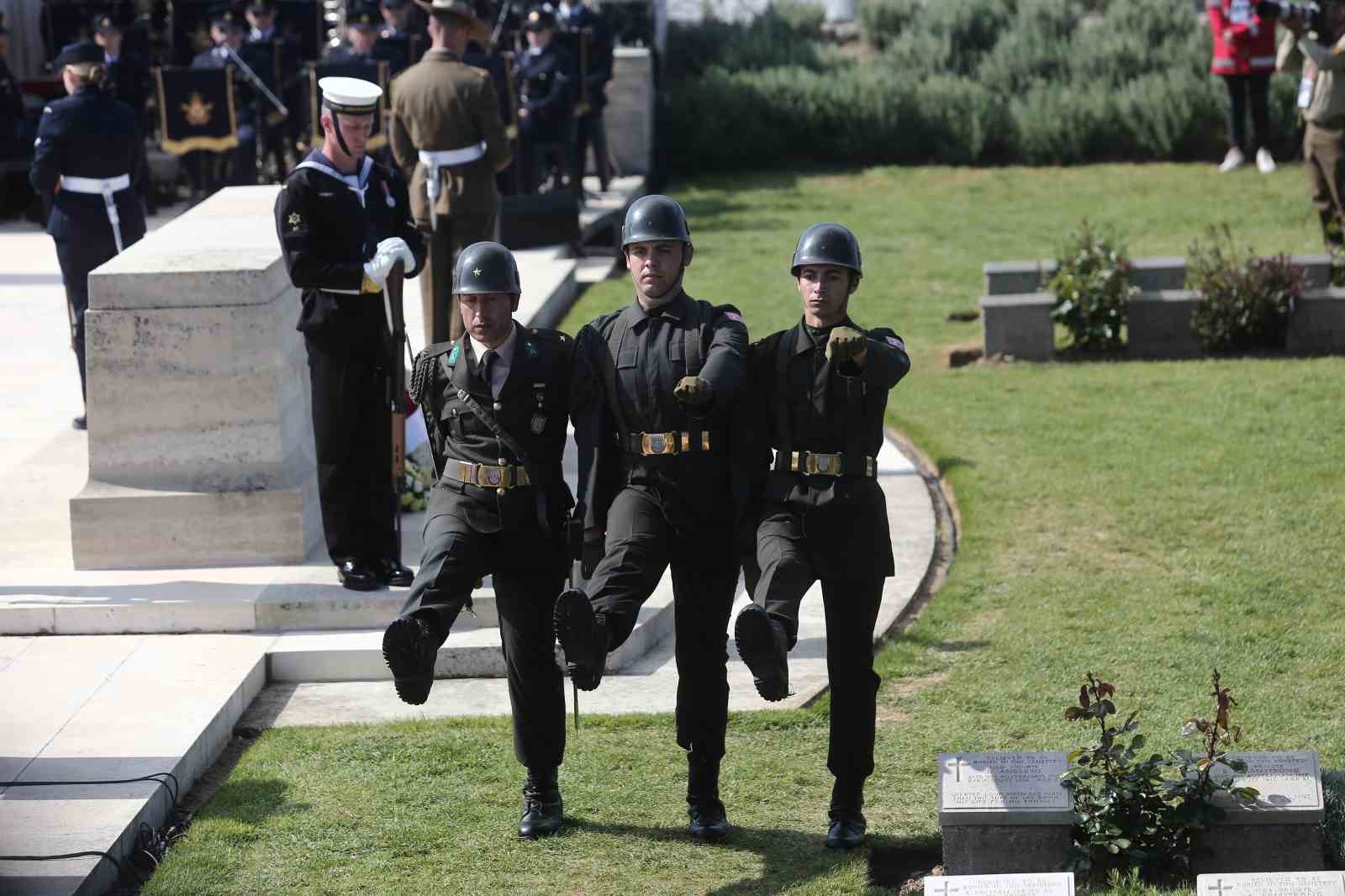 Savaşta hayatını kaybedenler Yalnız Çam Anıtı’nda anıldı