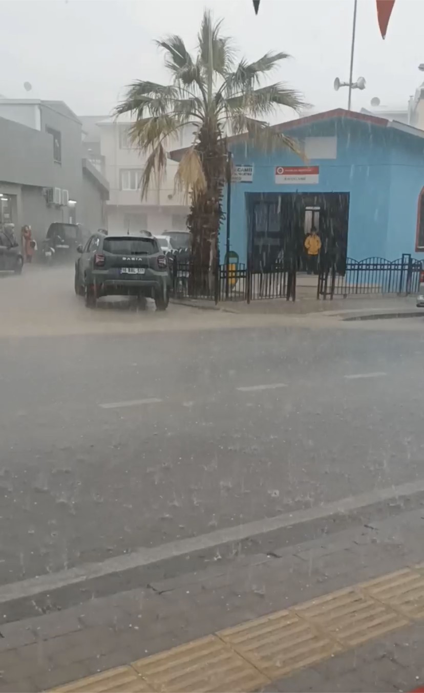 Bursa’da aniden bastıran dolu ve sağanak yağış hayatı felç etti