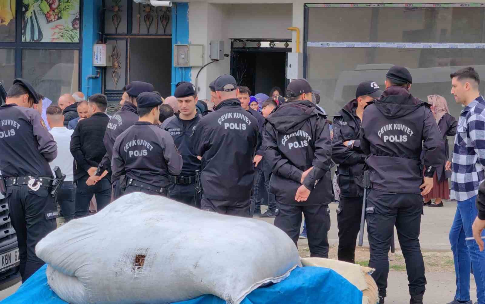 Bursa’da bayramlaşmada gençler birbirine girdi: 10 yaralı