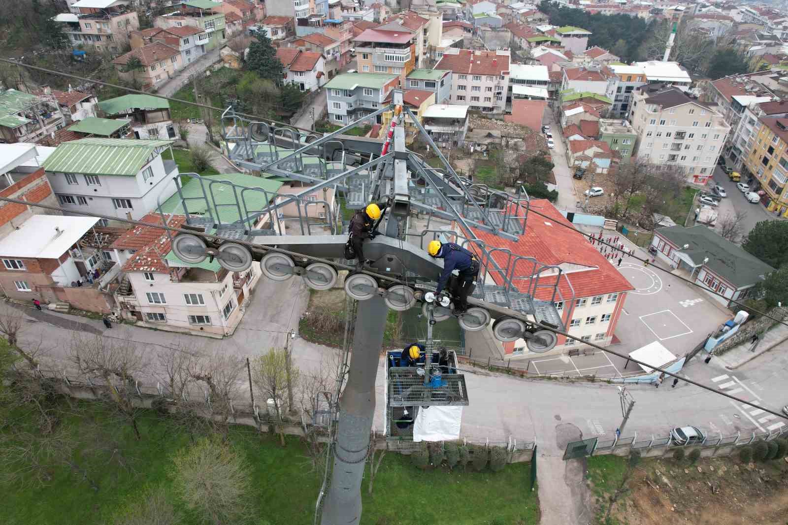 (Özel) Uludağ’da ölümle burun buruna... 165 metre yüksekte cambazları aratmıyorlar