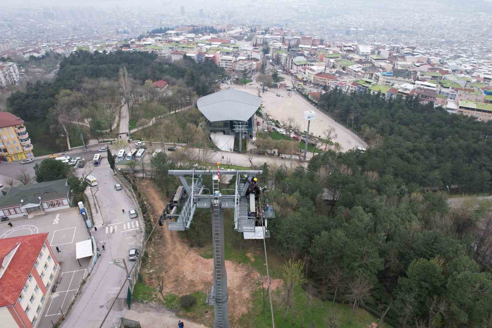 (Özel) Uludağ’da ölümle burun buruna... 165 metre yüksekte cambazları aratmıyorlar