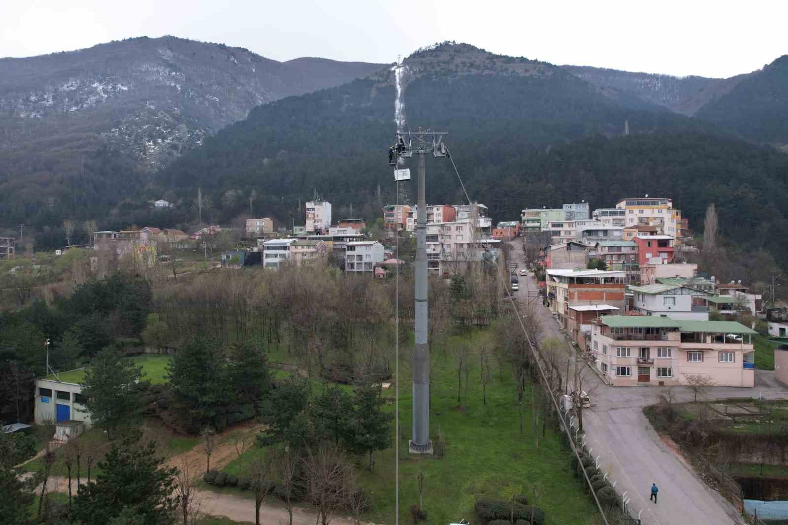 (Özel) Uludağ’da ölümle burun buruna... 165 metre yüksekte cambazları aratmıyorlar