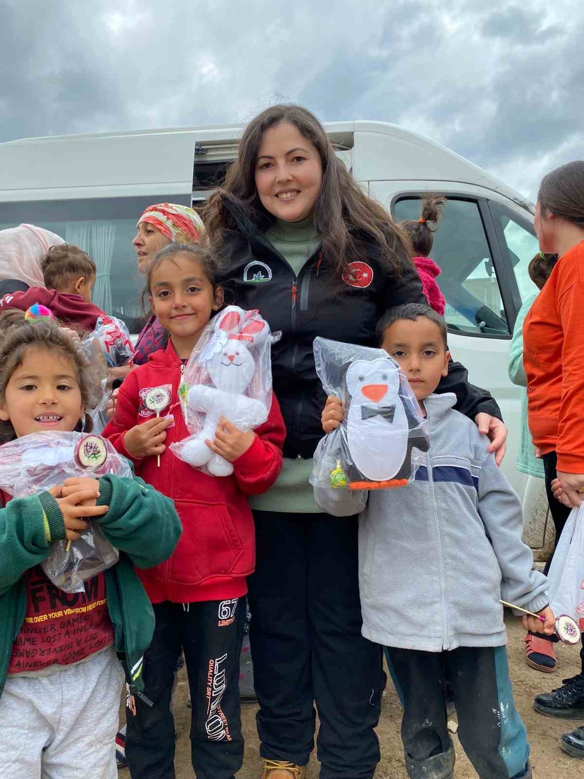 Polar oyuncaklar çocukların yüzünü gülümsetti