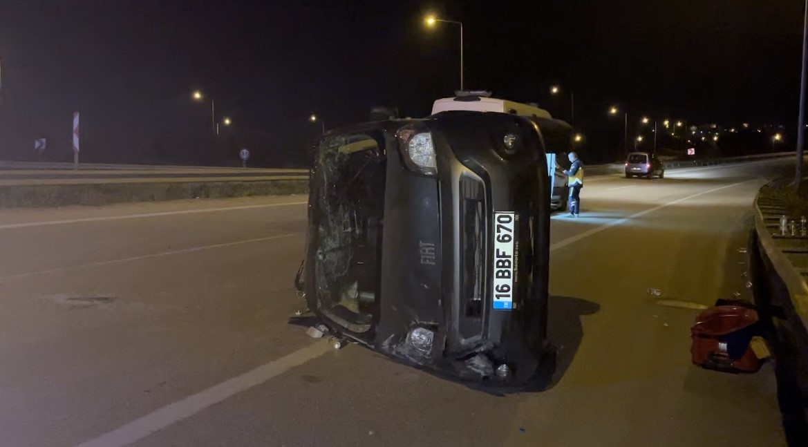 Kontrolden çıkan hafif ticari araç takla attı : 3 yaralı