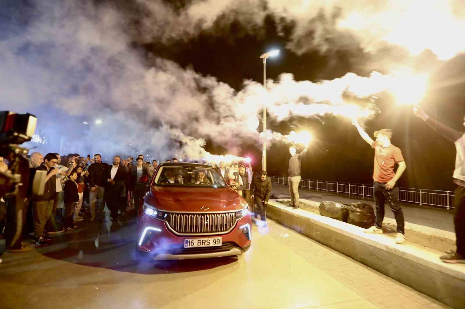 Bakan Varank Togg için çekiliş yaptı, kazanan gençler yerli otomobil ile Mudanya turu attı