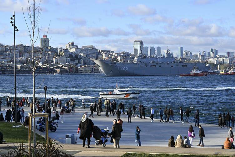 TCG Anadolu, İstanbul Boğazı'ndaki geçişini tamamlayıp Sarayburnu'na döndü