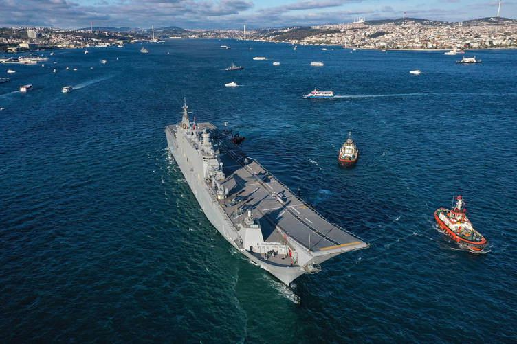 TCG Anadolu, İstanbul Boğazı'ndaki geçişini tamamlayıp Sarayburnu'na döndü