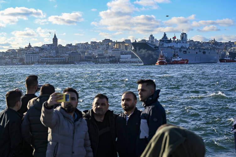 TCG Anadolu, İstanbul Boğazı'ndaki geçişini tamamlayıp Sarayburnu'na döndü