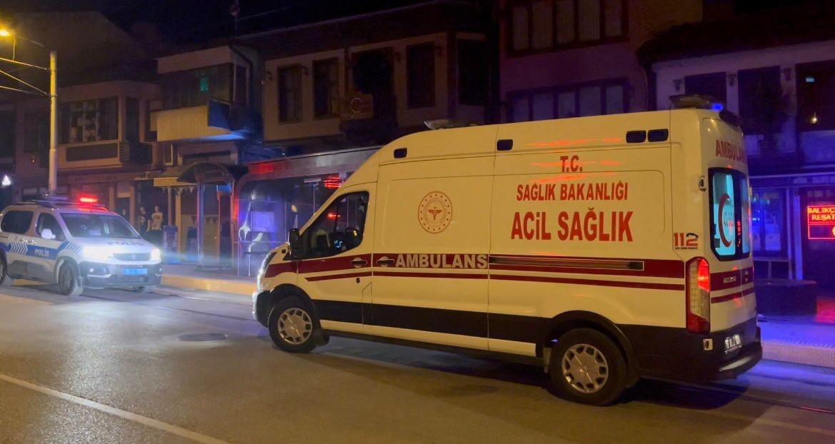 Bıçakla yaralanan şahsı devriye atan gece bekçileri buldu