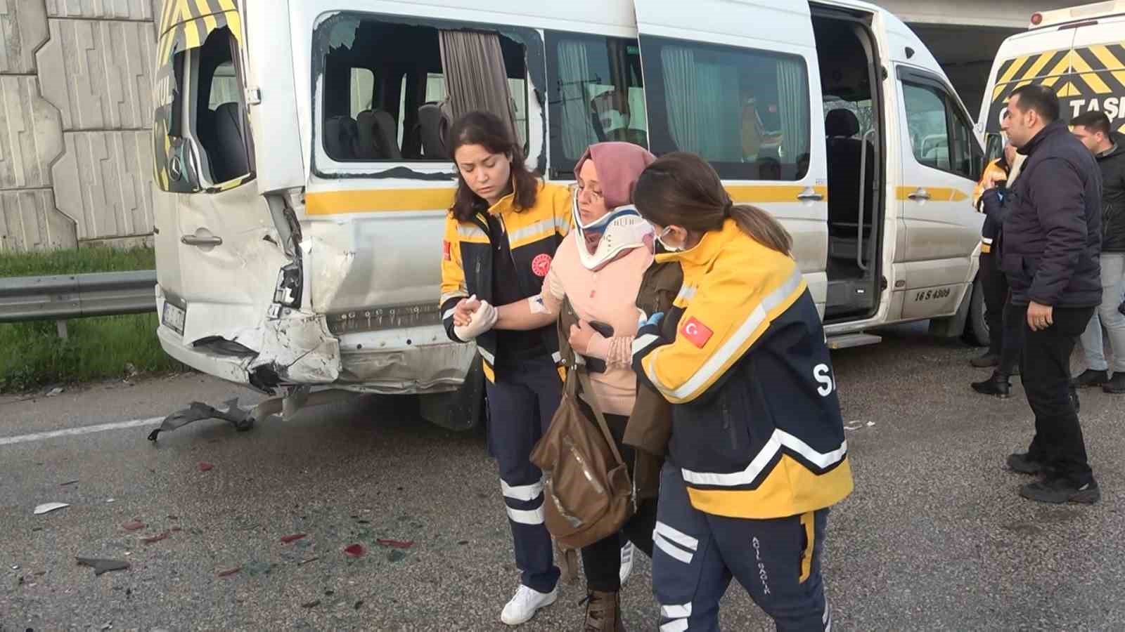 Bursa’da işçileri taşıyan 3 servis aracı çarpıştı : 15 kişi yaralandı