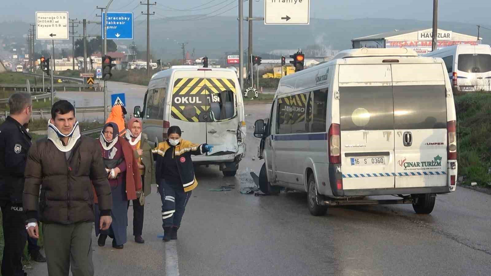 Bursa’da işçileri taşıyan 3 servis aracı çarpıştı : 15 kişi yaralandı