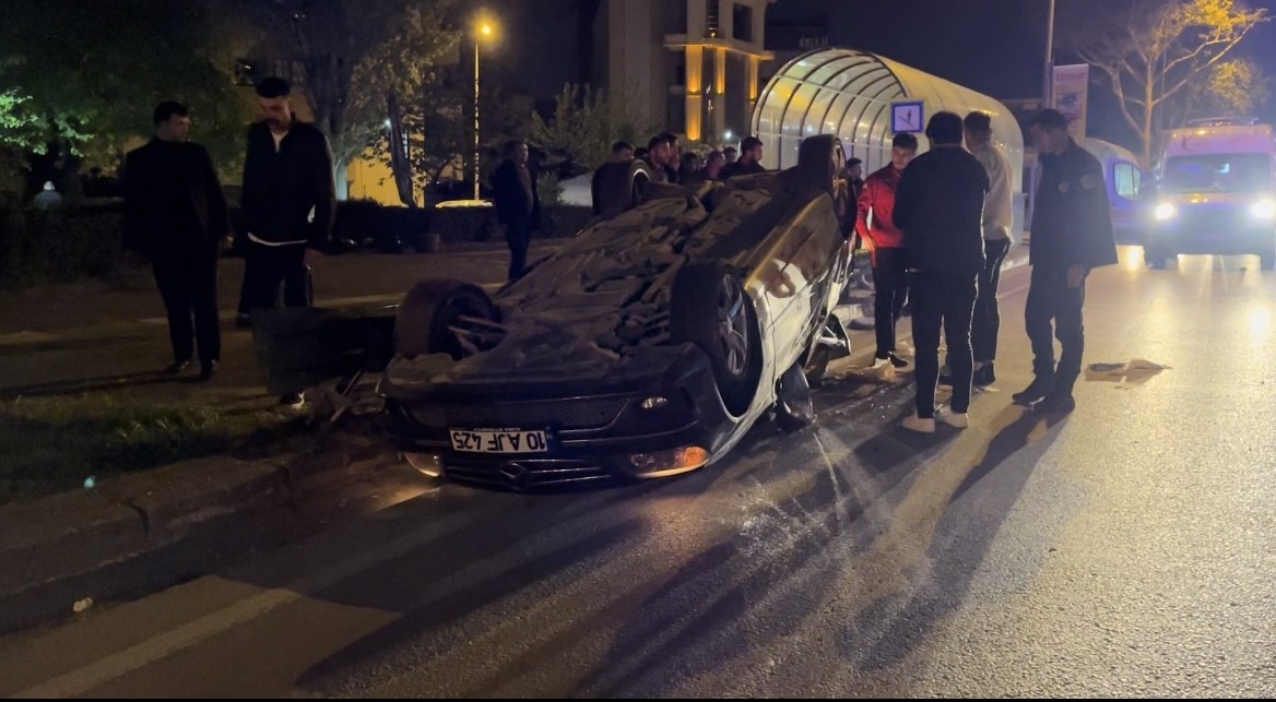 Bursa’da çekicinin paletlerine çarpan araç takla attı: 2 yaralı