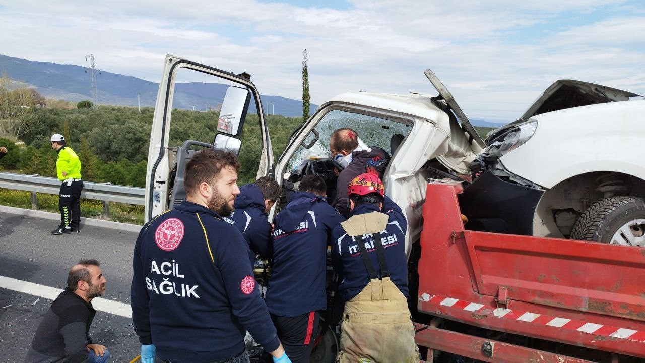 Bursa’da çekici emniyet şeridinde kamyonete arkadan çarptı: 2 yaralı