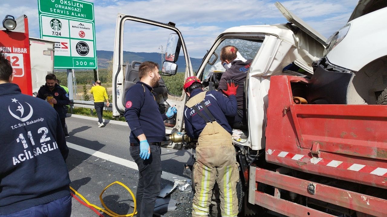 Bursa’da çekici emniyet şeridinde kamyonete arkadan çarptı: 2 yaralı