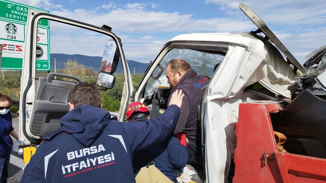 Bursa’da çekici emniyet şeridinde kamyonete arkadan çarptı: 2 yaralı