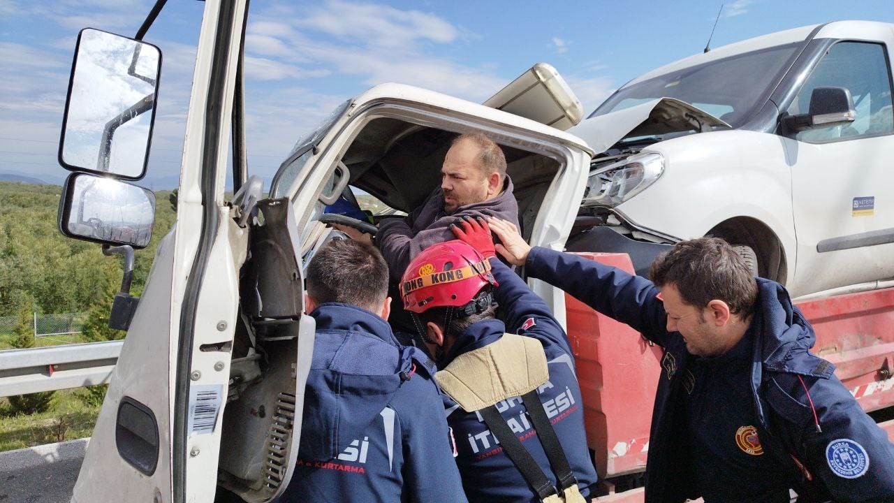 Bursa’da çekici emniyet şeridinde kamyonete arkadan çarptı: 2 yaralı