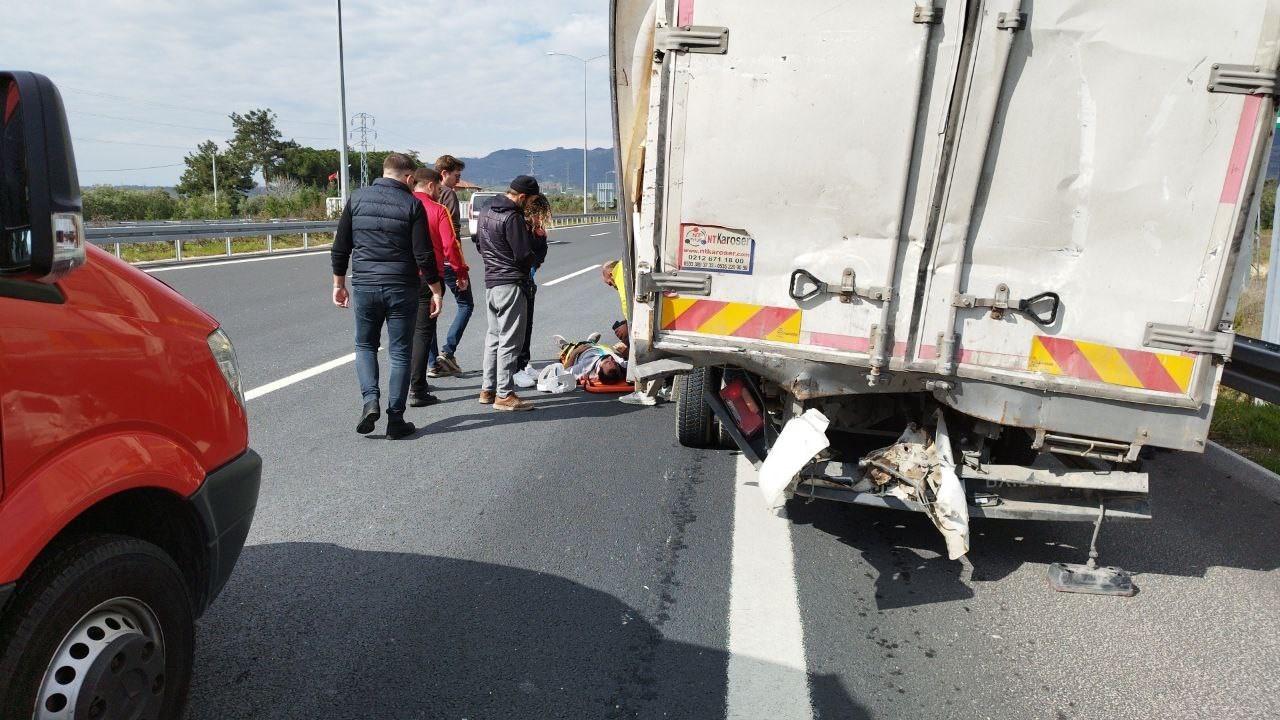 Bursa’da çekici emniyet şeridinde kamyonete arkadan çarptı: 2 yaralı