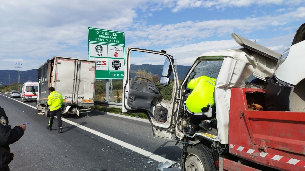 Bursa’da çekici emniyet şeridinde kamyonete arkadan çarptı: 2 yaralı