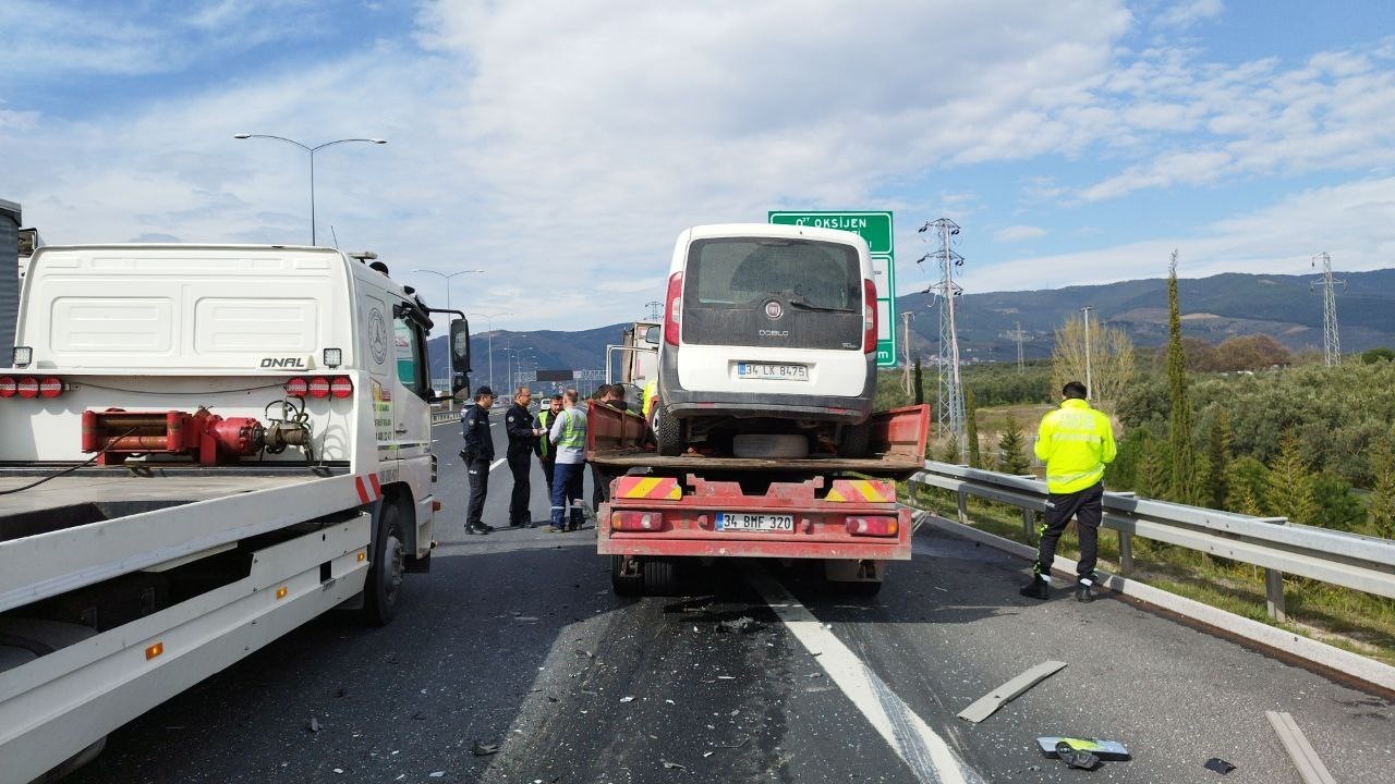 Bursa’da çekici emniyet şeridinde kamyonete arkadan çarptı: 2 yaralı