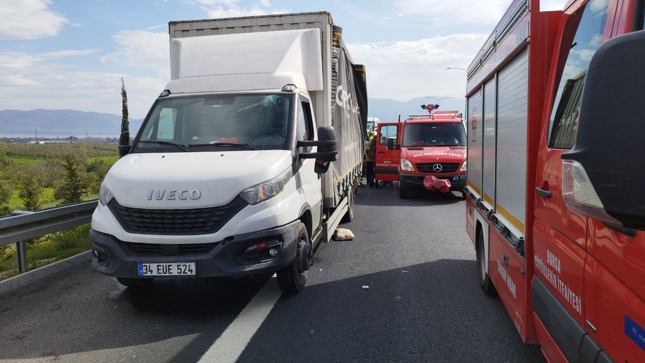 Bursa’da çekici emniyet şeridinde kamyonete arkadan çarptı: 2 yaralı