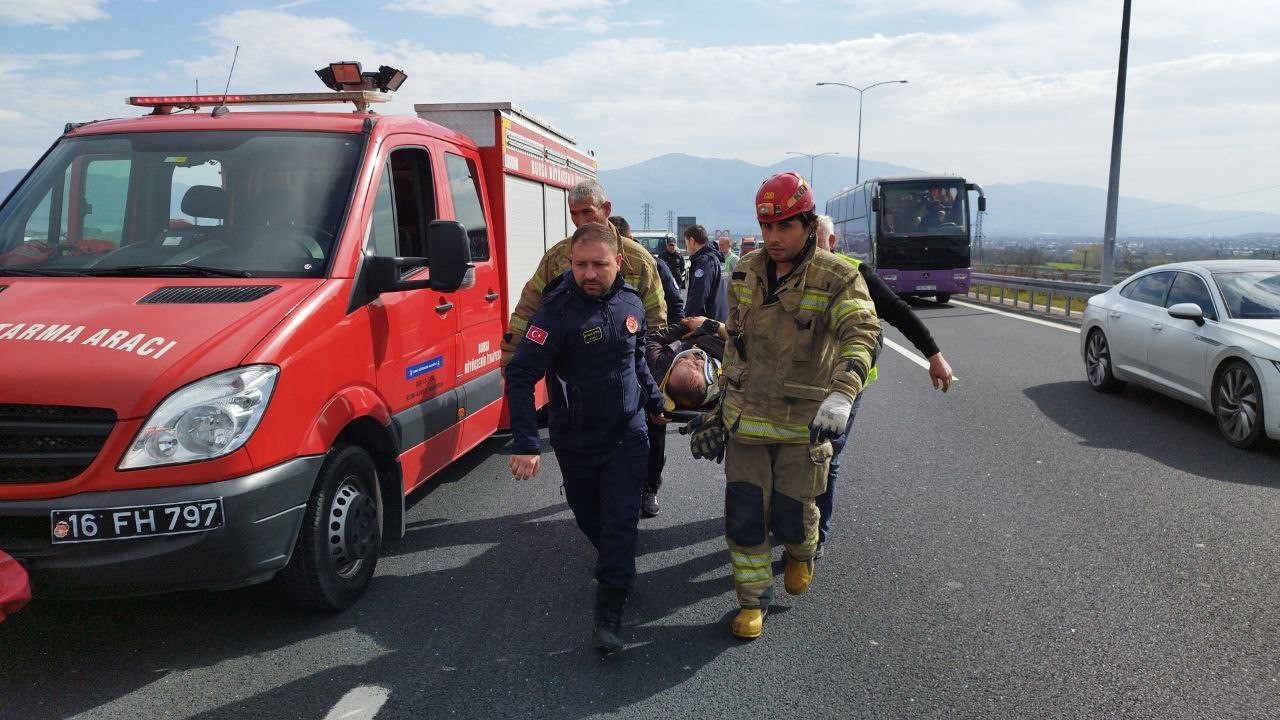 Bursa’da çekici emniyet şeridinde kamyonete arkadan çarptı: 2 yaralı