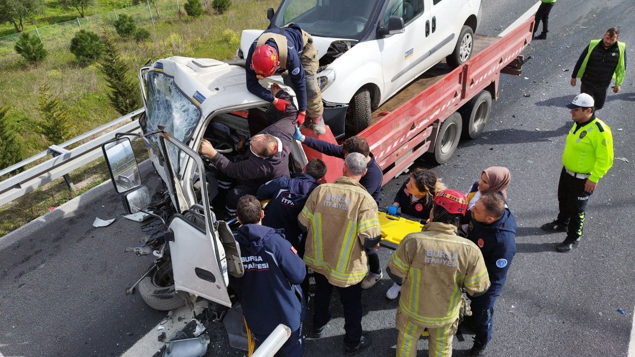 Bursa’da çekici emniyet şeridinde kamyonete arkadan çarptı: 2 yaralı