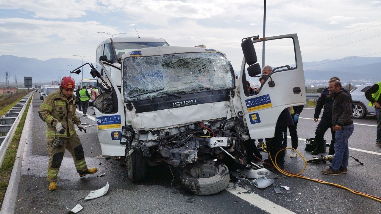 Bursa’da çekici emniyet şeridinde kamyonete arkadan çarptı: 2 yaralı