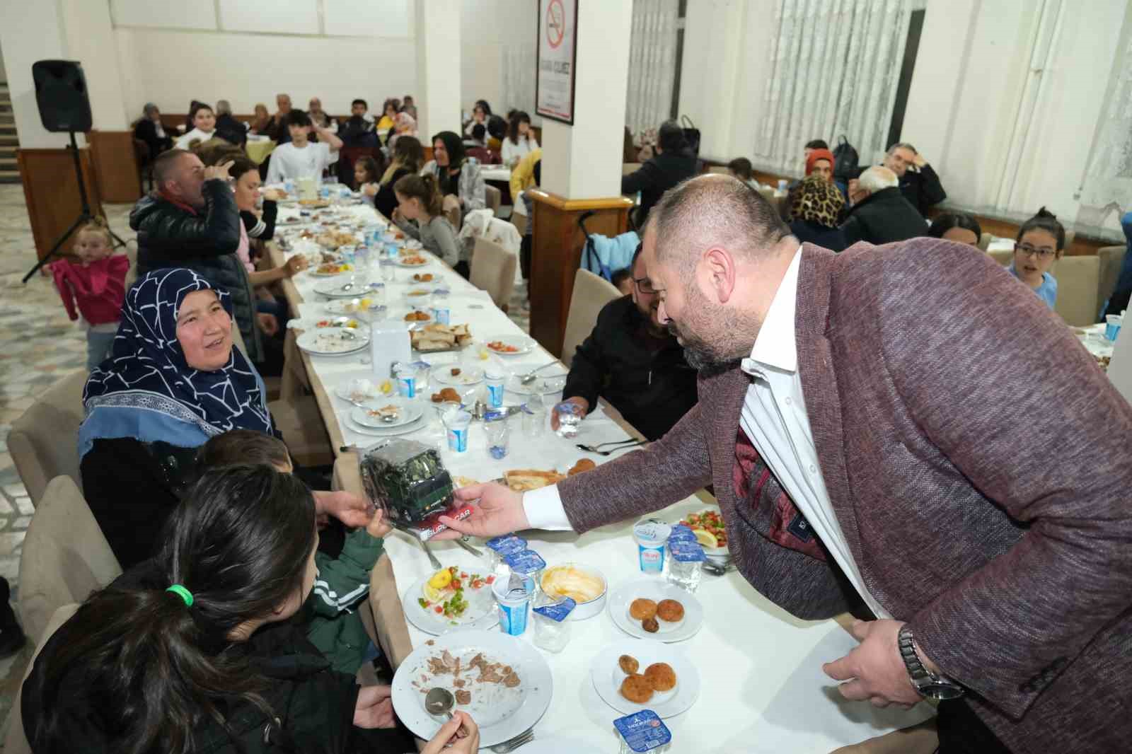 Orhaneli Belediye Başkanı Aykurt depremzedeler ile Kadir Gecesinde iftar sofrasında buluştu