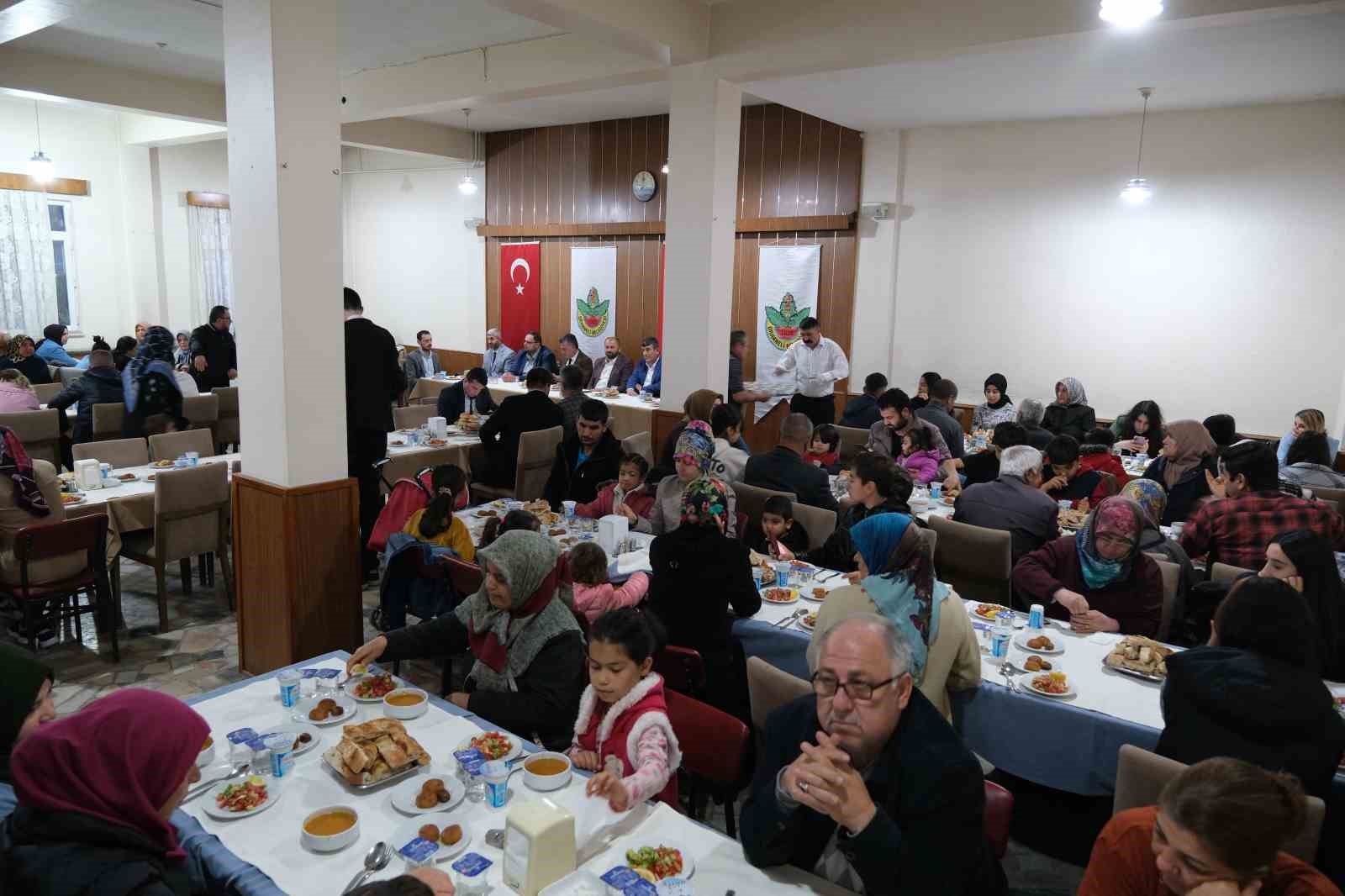 Orhaneli Belediye Başkanı Aykurt depremzedeler ile Kadir Gecesinde iftar sofrasında buluştu