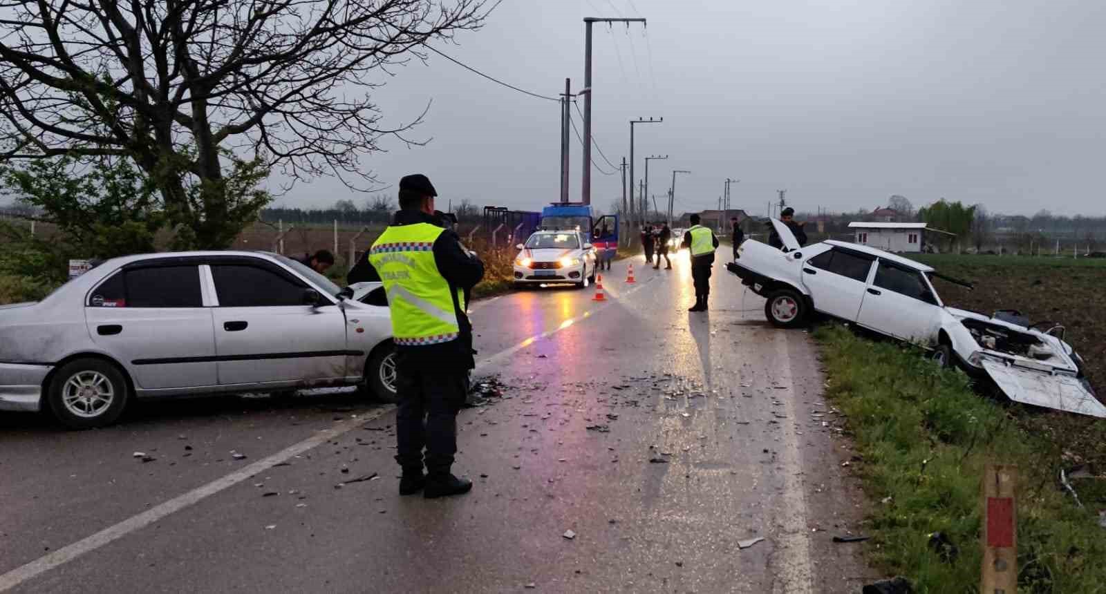 Bursa’da iki otomobil çarpıştı: 4 yaralı