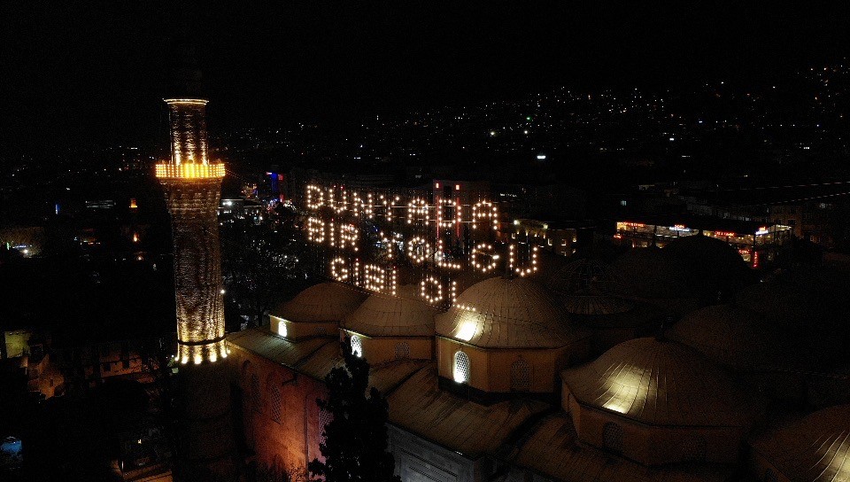 624 yıllık Ulu Cami’ye asılan Ramazan mahyası değiştirildi