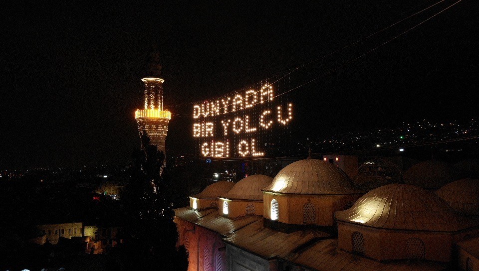 624 yıllık Ulu Cami’ye asılan Ramazan mahyası değiştirildi