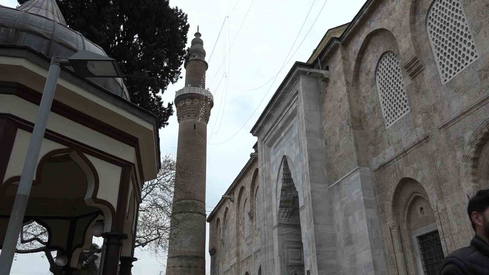 624 yıllık Ulu Cami’ye asılan Ramazan mahyası değiştirildi