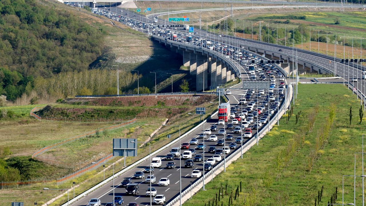 Bayram dönüşü trafik durma noktasına geldi! Havadan denetim yapılıyor