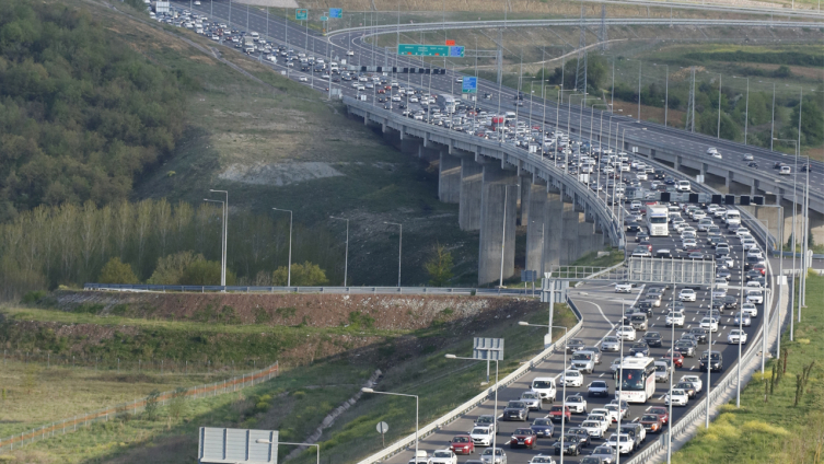 Bayram dönüşü trafik durma noktasına geldi! Havadan denetim yapılıyor