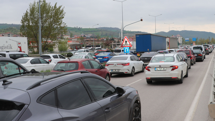 Bayram dönüşü trafik durma noktasına geldi! Havadan denetim yapılıyor