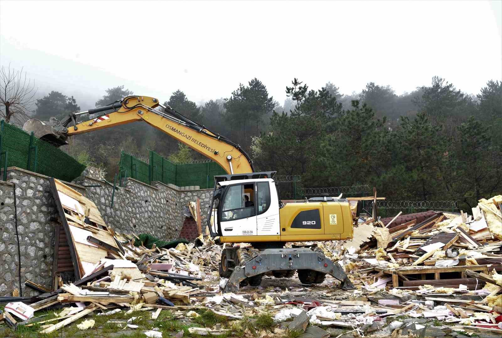 Uludağ yolundaki kaçak villa yıkıldı