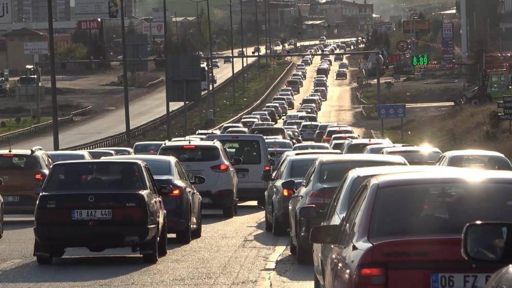 43 ilin geçiş güzergahında trafik kilit