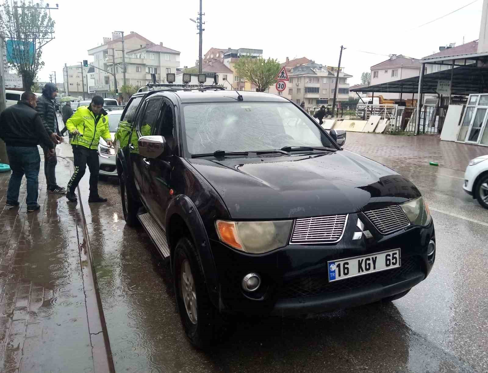 Genç kıza çarpan kamyonetin camlarını kırdılar