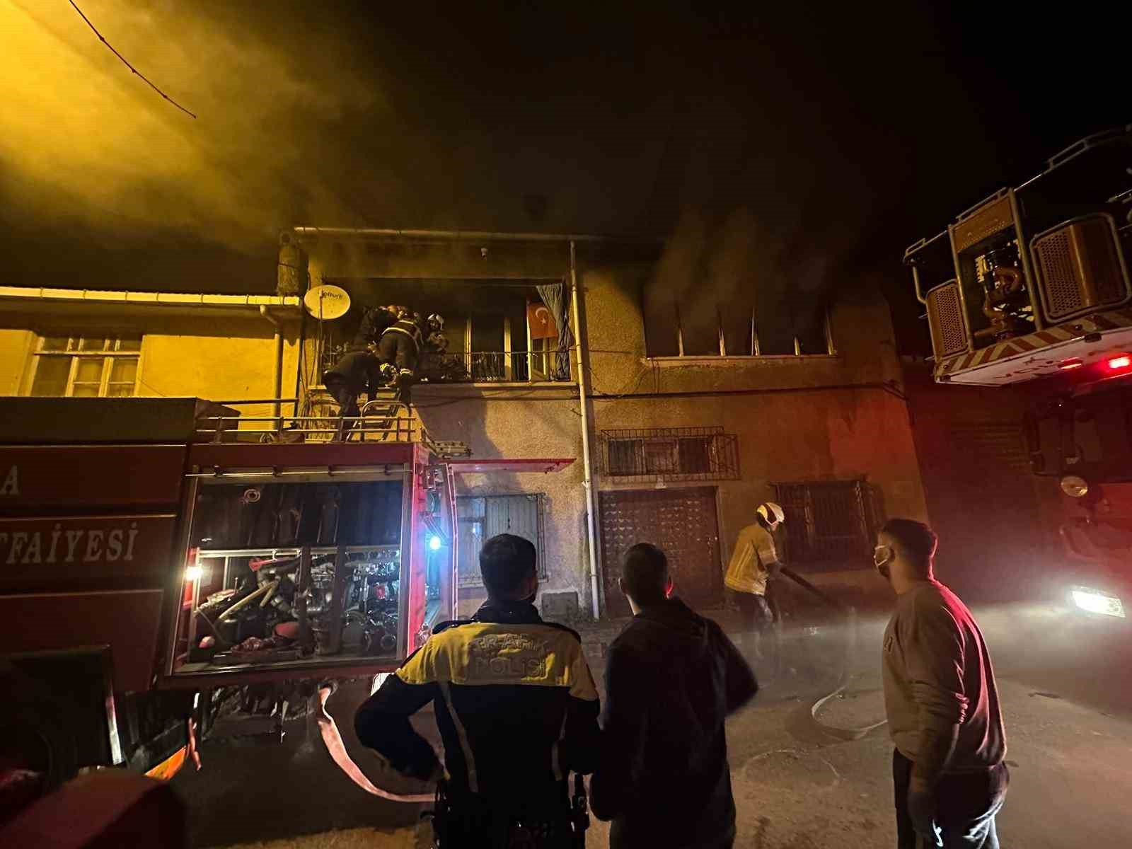 Yangında mahsur kalan kadını faciadan itfaiye erleri kurtardı