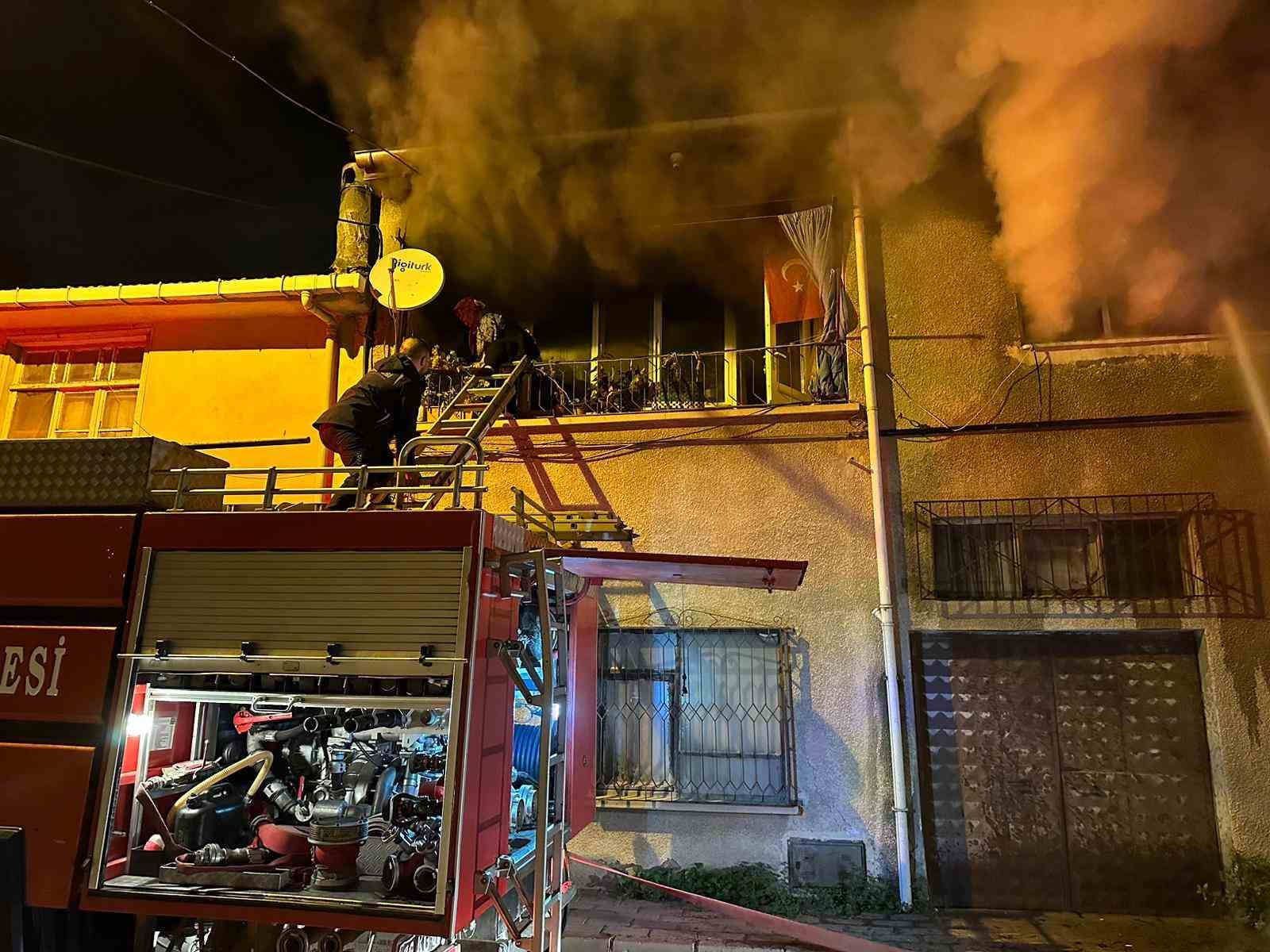 Yangında mahsur kalan kadını faciadan itfaiye erleri kurtardı