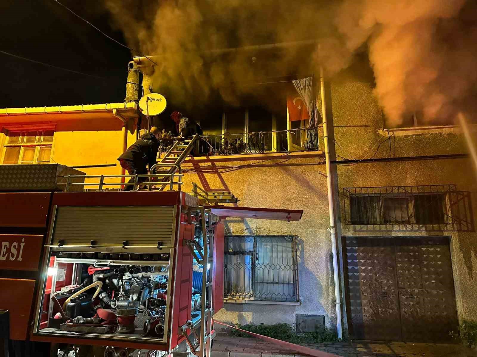 Yangında mahsur kalan kadını faciadan itfaiye erleri kurtardı