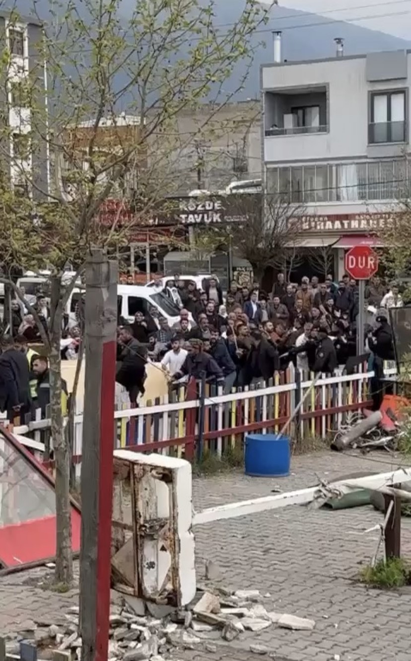 Kaçak bina yıkımında ortalık karıştı... Polis böyle havaya ateş açtı