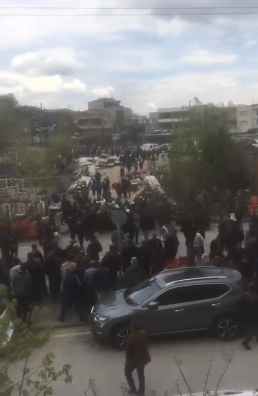 Kaçak bina yıkımında ortalık karıştı... Polis böyle havaya ateş açtı