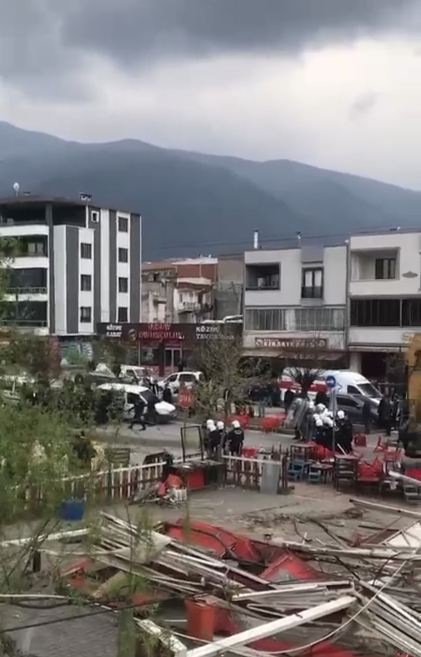 Kaçak bina yıkımında ortalık karıştı... Polis böyle havaya ateş açtı