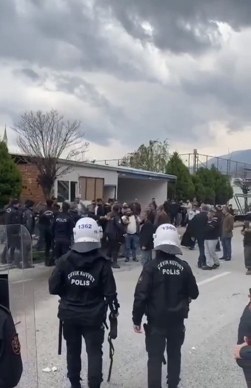 Kaçak bina yıkımında ortalık karıştı... Polis böyle havaya ateş açtı