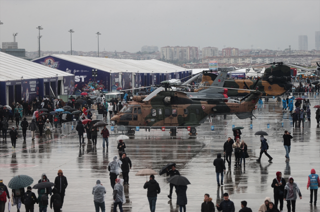 Binlerce vatandaşı yağmur bile durduramadı! TEKNOFEST'e adım atar atmaz İHA'lara yöneldiler