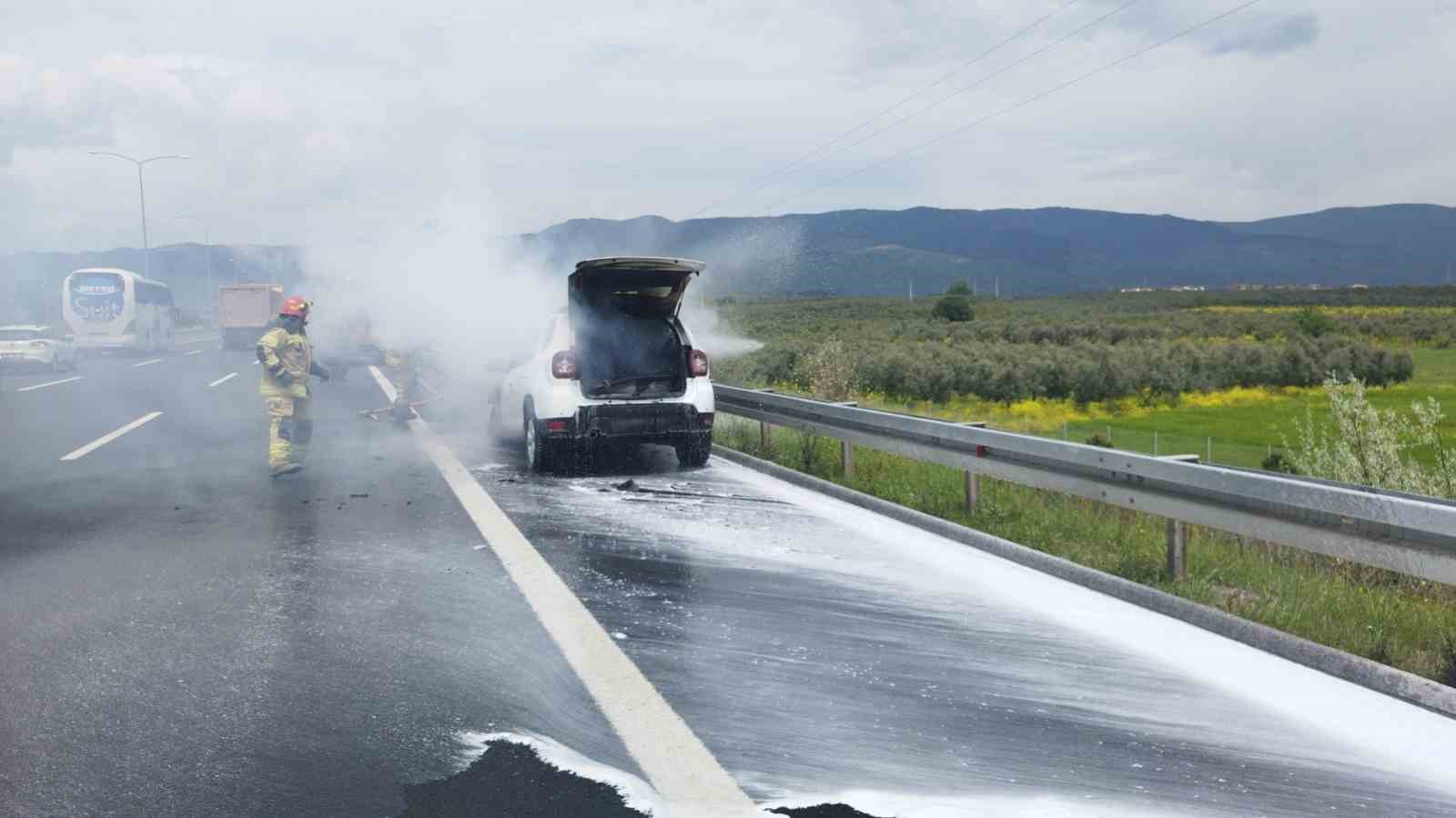 Kuveytli ailenin bulunduğu otomobil alev topuna döndü