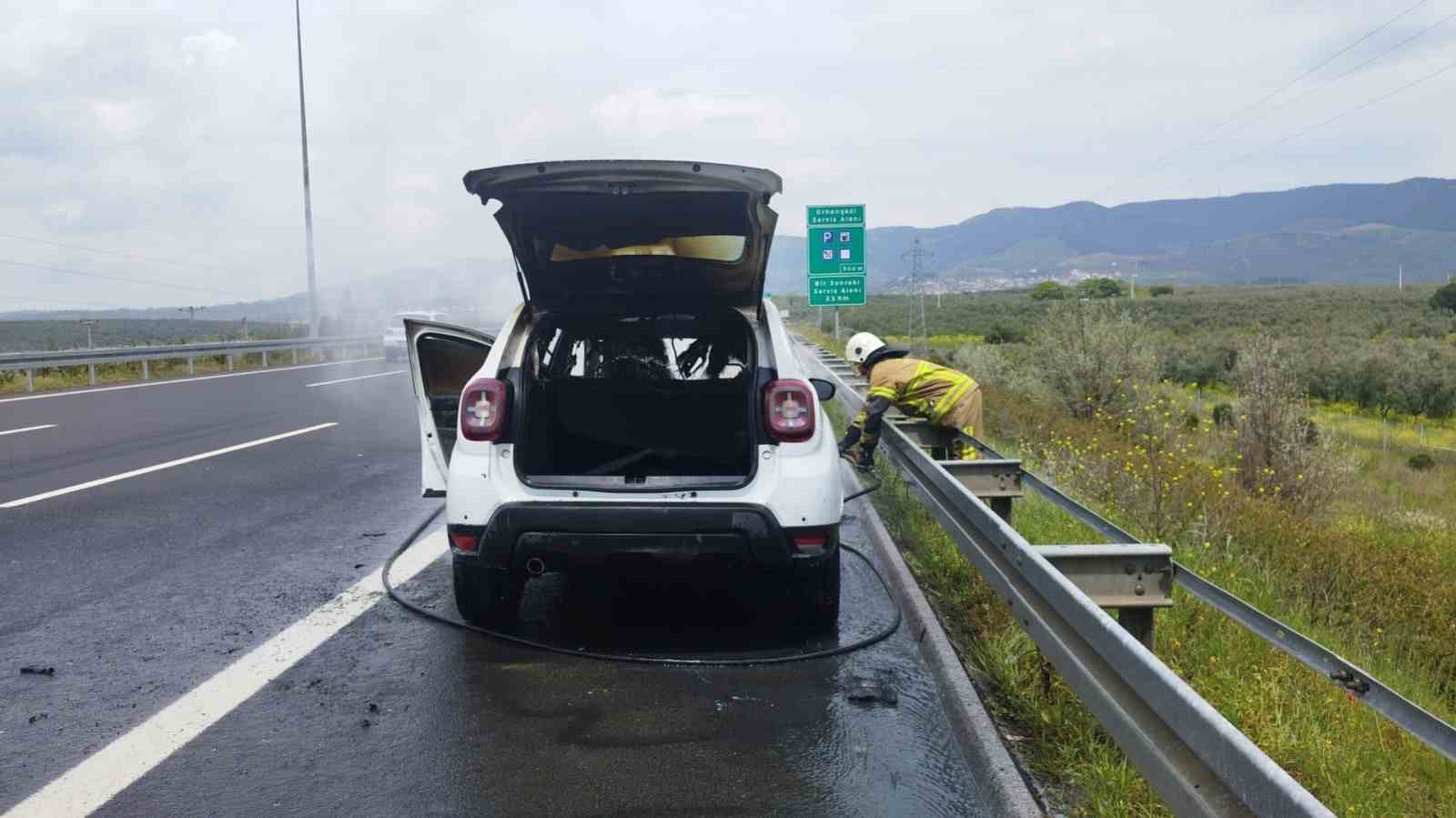 Kuveytli ailenin bulunduğu otomobil alev topuna döndü